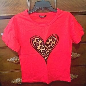 ❤️NWOT Red Leopard Heart Cropped T-Shirt (M)❤️